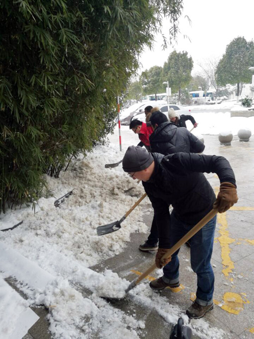 除雪保畅——意昂体育集团在行动